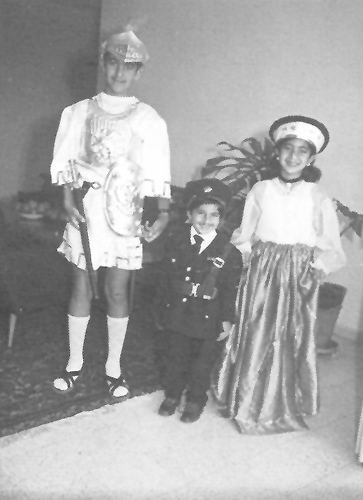 פורים 1970 עם אחיו אלי ואחותו איה